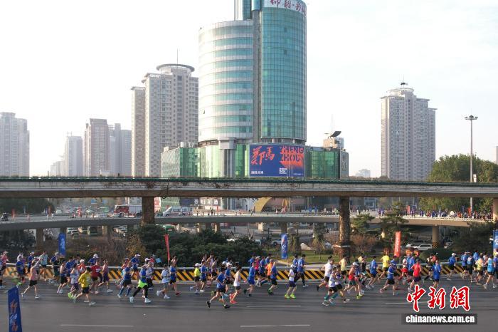 腾讯分分彩：2025郑州马拉松鸣枪开赛