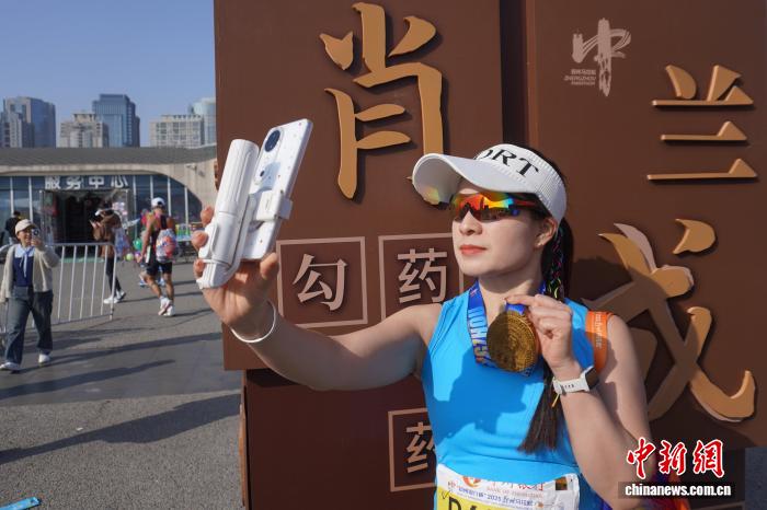 腾讯分分彩：2025郑州马拉松鸣枪开赛