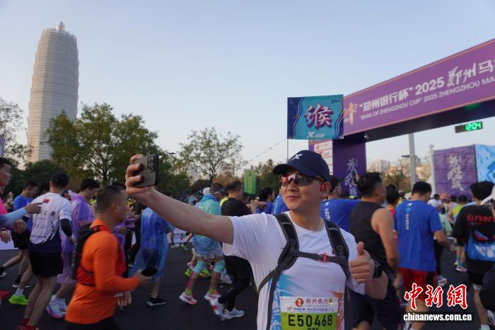 腾讯分分彩：2025郑州马拉松鸣枪开赛