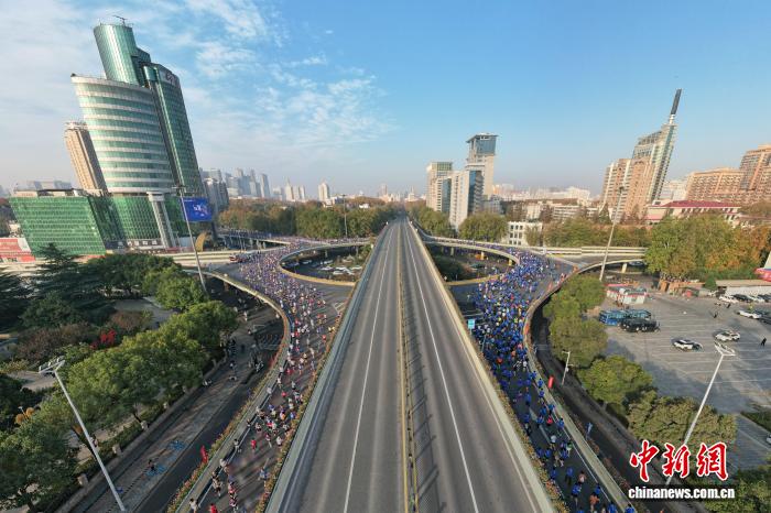 腾讯分分彩：2025郑州马拉松鸣枪开赛
